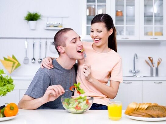 o femeie hrănește un bărbat cu produse pentru a crește în mod natural potența