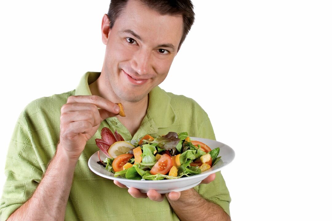 omul mănâncă salată de legume pentru potență