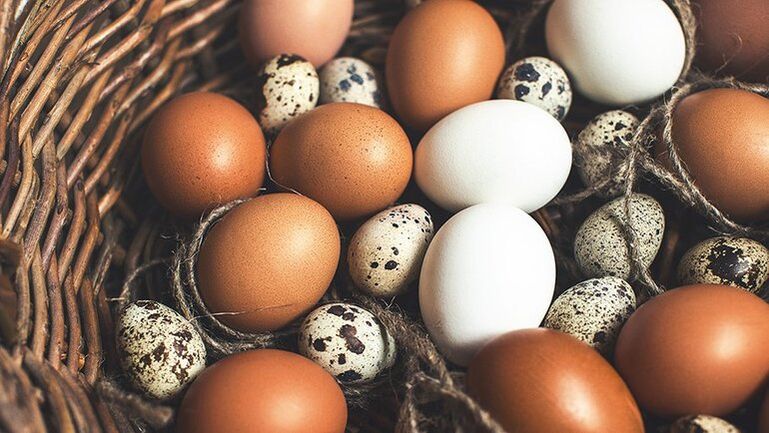 Ouăle de prepeliță și de pui ar trebui adăugate în dieta unui bărbat pentru a menține potența. 